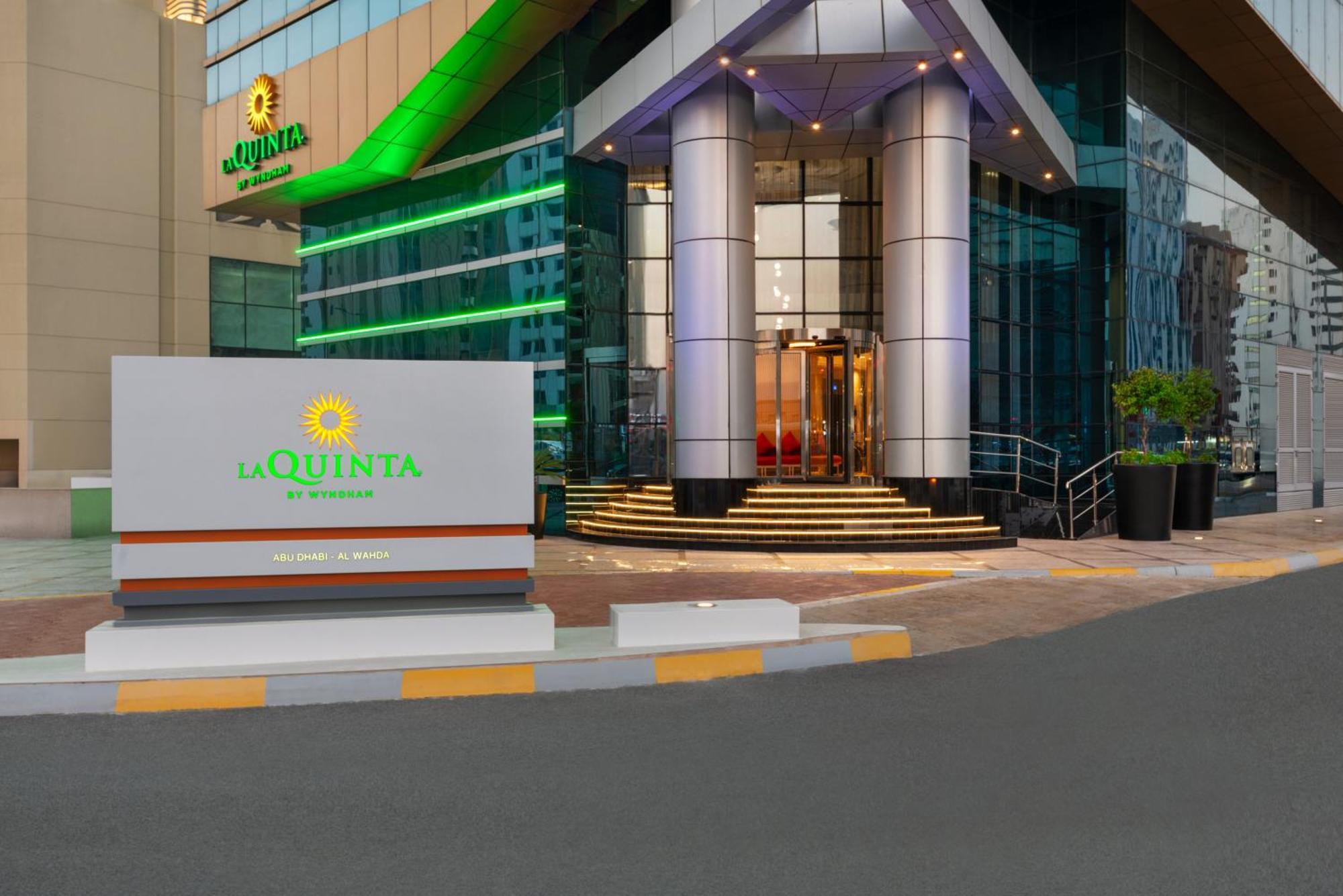 מלון La Quinta By Wyndham Abu Dhabi Al Wahda מראה חיצוני תמונה